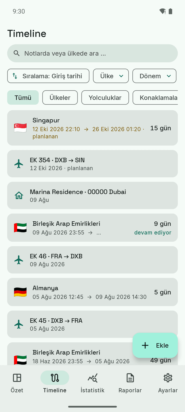 DayTally Timeline: uçuşlar, ülke kayıtları ve konaklamalar tek bir kronolojik listede; ekimdeki Singapur yolculuğu planlanan olarak işaretli.